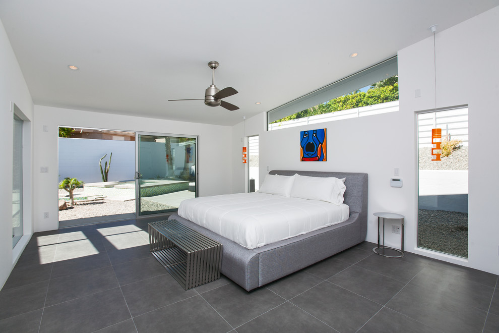 Foto di una camera da letto moderna con pareti bianche