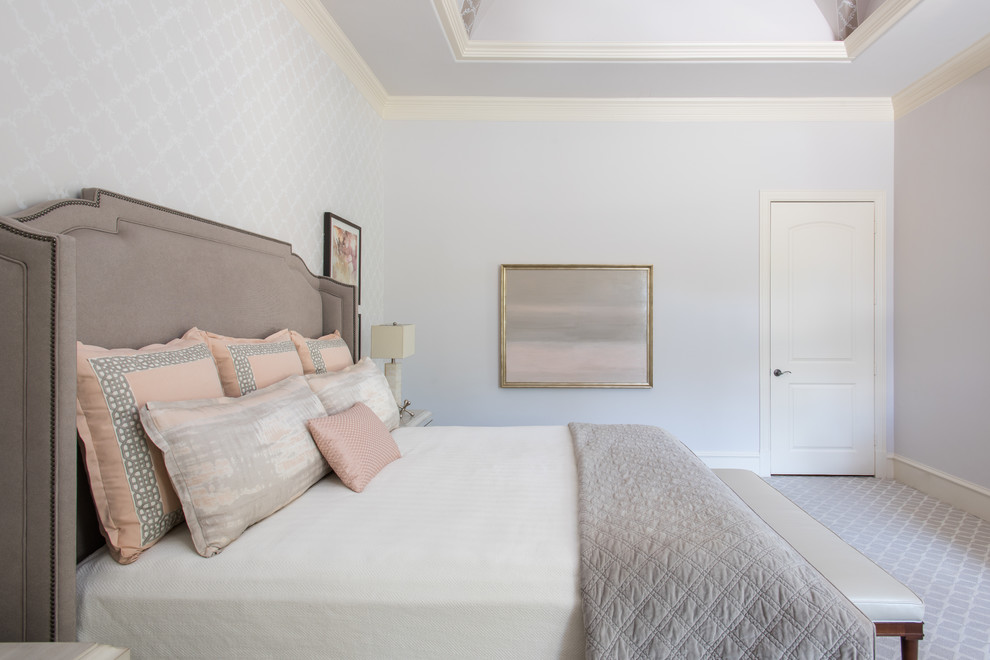 Пример оригинального дизайна: большая хозяйская спальня в стиле неоклассика (современная классика) с белыми стенами и ковровым покрытием без камина