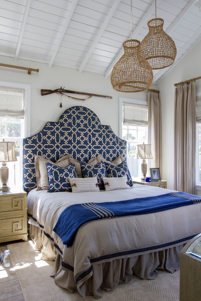 На фото: спальня в морском стиле с бежевыми стенами и светлым паркетным полом с