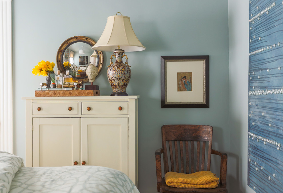 Idée de décoration pour une chambre bohème de taille moyenne avec un mur beige, un sol en bois brun et un sol marron.