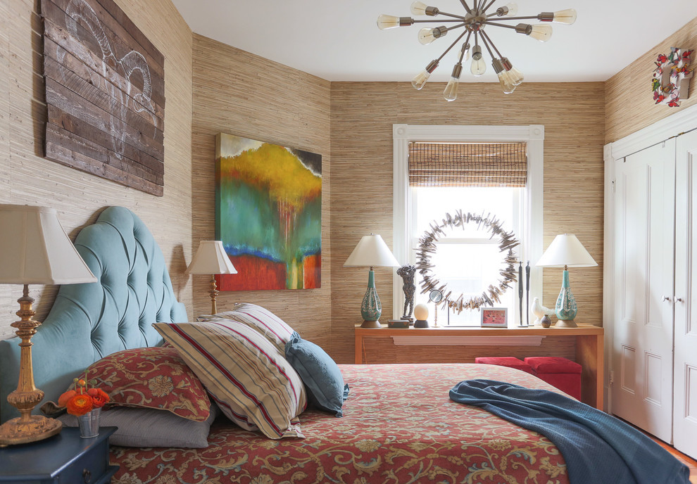 Esempio di una camera da letto bohémian di medie dimensioni con pareti beige, pavimento in legno massello medio e pavimento marrone