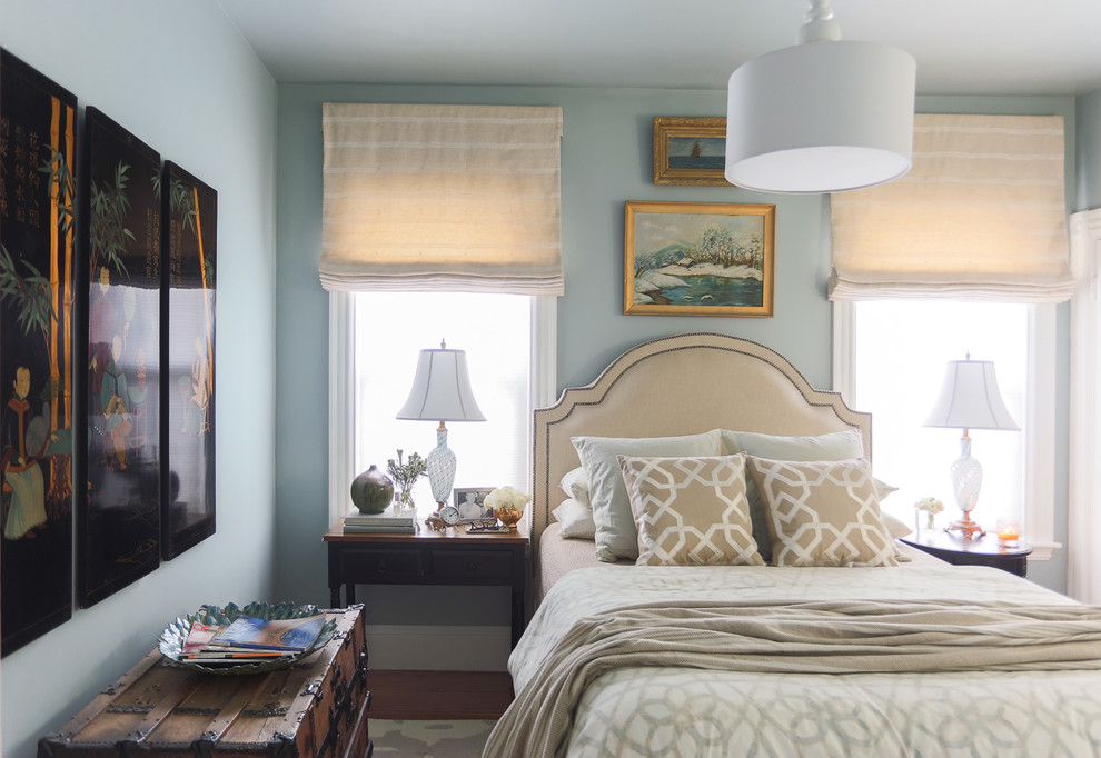 Mittelgroßes Stilmix Gästezimmer ohne Kamin mit blauer Wandfarbe und braunem Holzboden in Boston