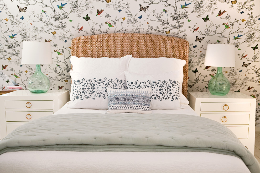 Источник вдохновения для домашнего уюта: хозяйская спальня среднего размера в стиле неоклассика (современная классика) с белыми стенами и светлым паркетным полом