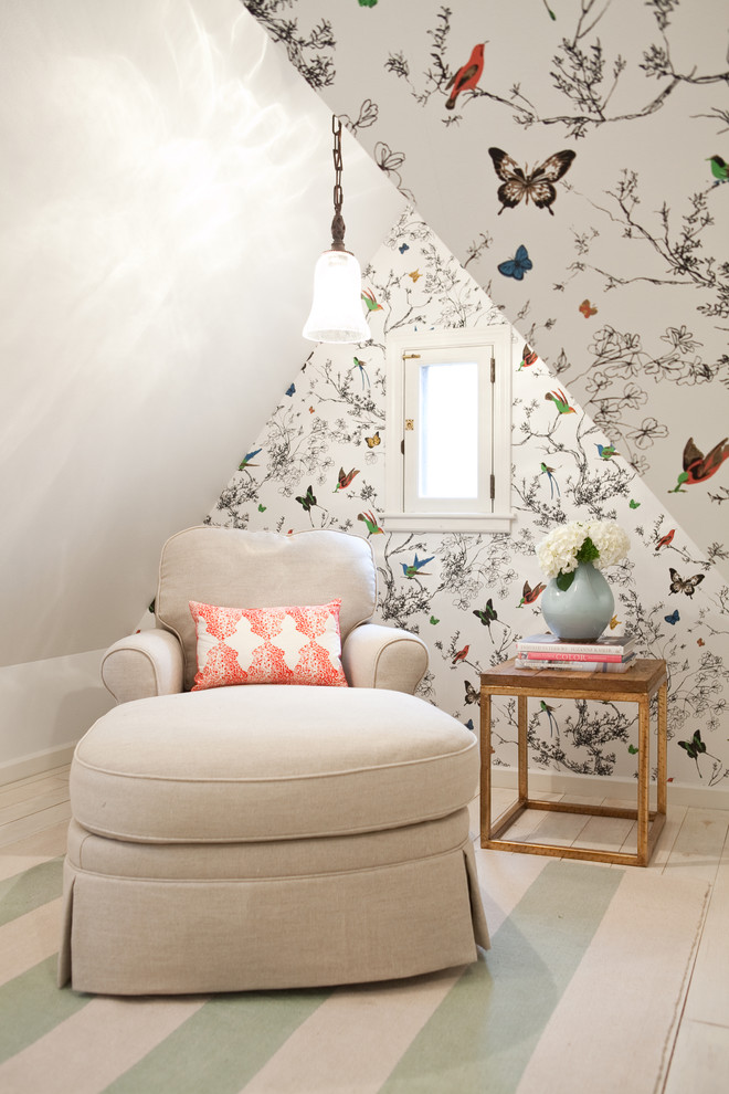 オースティンにある中くらいなトランジショナルスタイルのおしゃれな主寝室 (白い壁、淡色無垢フローリング、勾配天井) のレイアウト