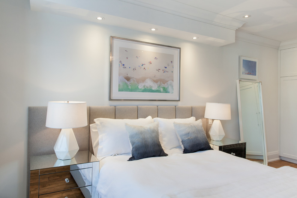 Esempio di una camera da letto tradizionale con pareti bianche, pavimento in legno massello medio e pavimento marrone