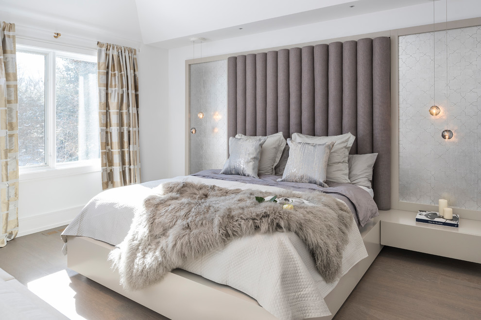 トロントにある広いコンテンポラリースタイルのおしゃれな主寝室 (白い壁、淡色無垢フローリング、標準型暖炉、コンクリートの暖炉まわり、グレーの床)