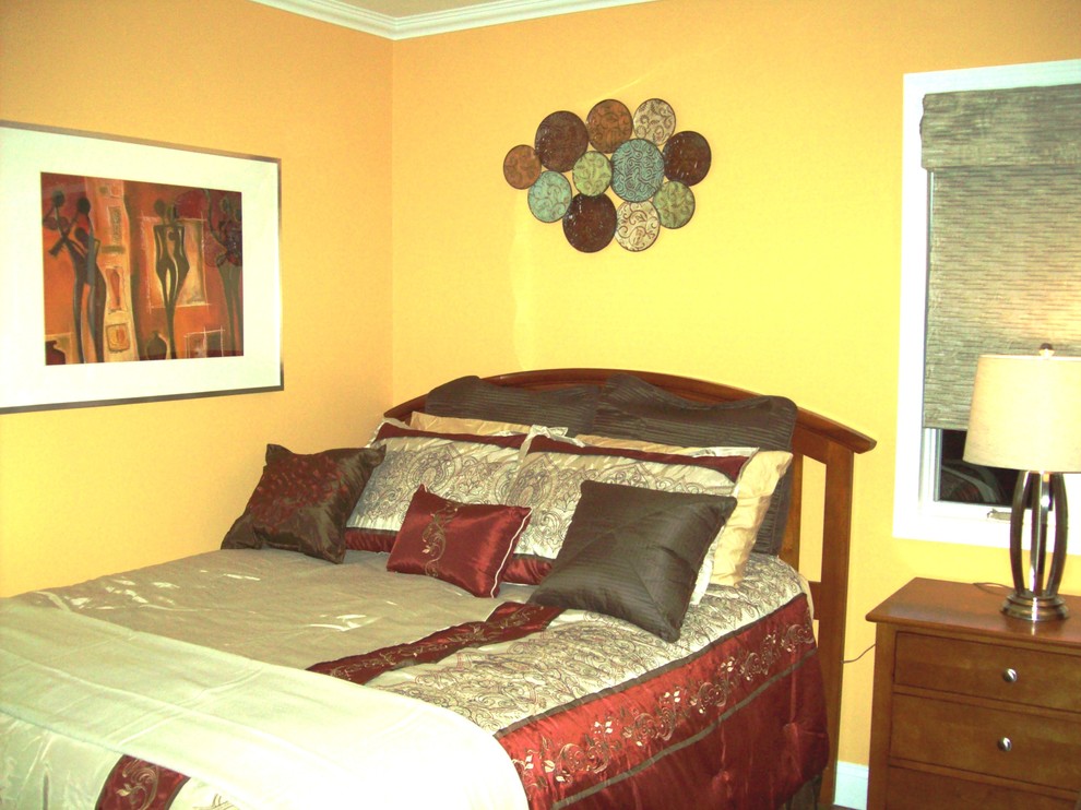 ニューヨークにある中くらいなコンテンポラリースタイルのおしゃれな主寝室 (黄色い壁、無垢フローリング、暖炉なし)