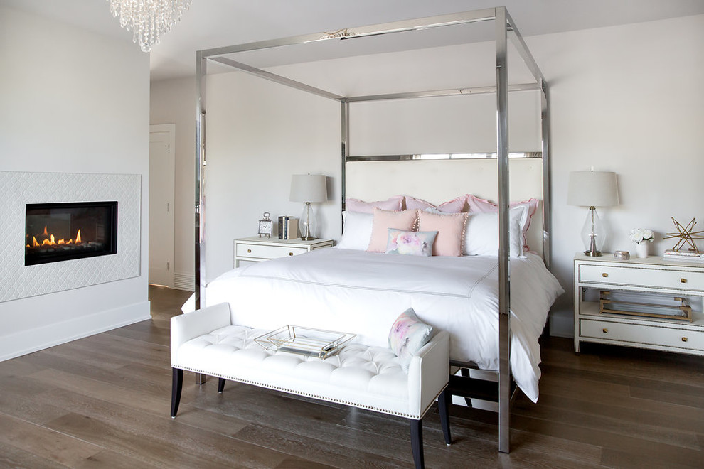 Immagine di una camera matrimoniale minimalista di medie dimensioni con pareti bianche, parquet scuro e pavimento marrone