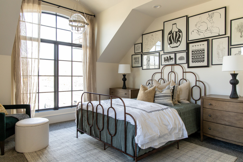 Стильный дизайн: спальня в стиле неоклассика (современная классика) с белыми стенами, ковровым покрытием и серым полом - последний тренд