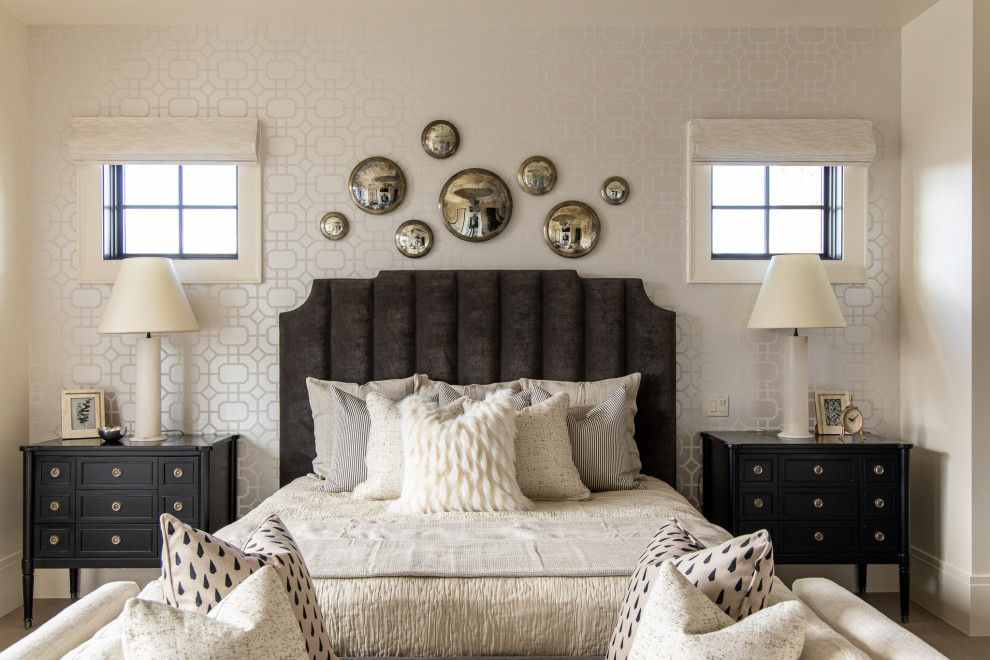 Inspiration för klassiska sovrum, med beige väggar, mellanmörkt trägolv och brunt golv