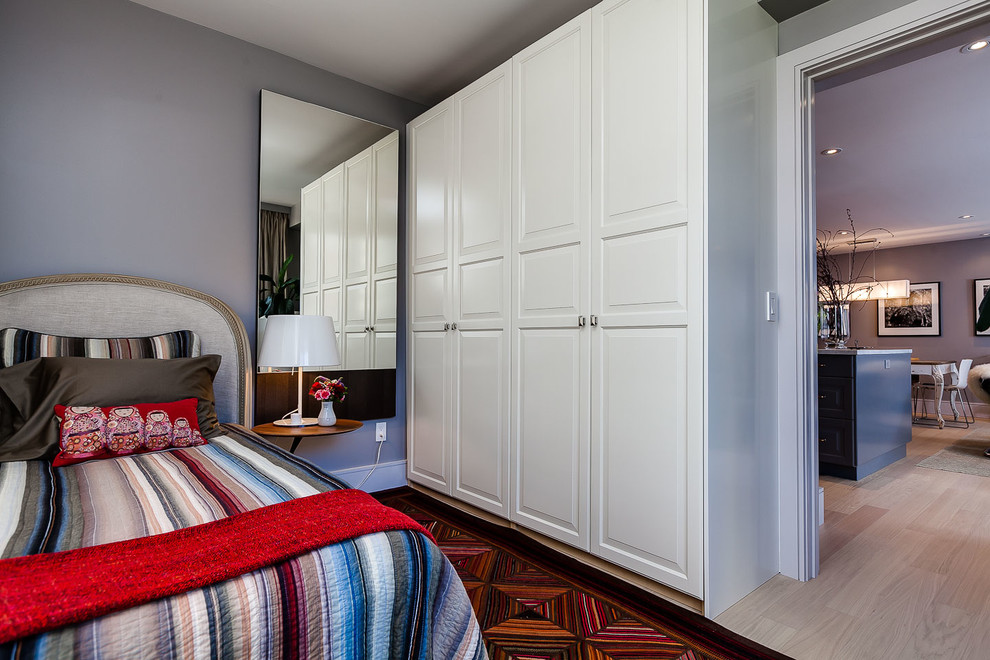 Идея дизайна: гостевая спальня среднего размера, (комната для гостей) в стиле неоклассика (современная классика) с зелеными стенами и светлым паркетным полом без камина