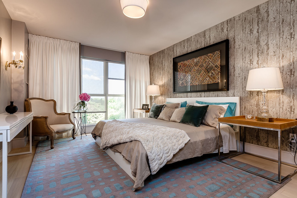 Свежая идея для дизайна: гостевая спальня среднего размера, (комната для гостей) в стиле неоклассика (современная классика) с разноцветными стенами и светлым паркетным полом - отличное фото интерьера