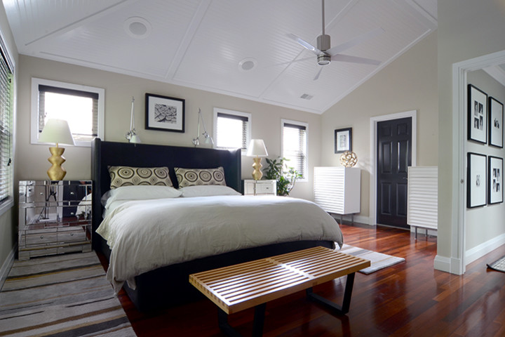 Foto de dormitorio principal minimalista grande sin chimenea con paredes beige, suelo de madera en tonos medios y suelo rojo