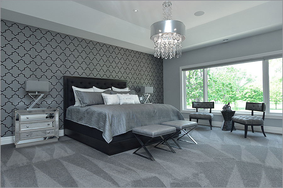 Imagen de dormitorio principal clásico renovado extra grande sin chimenea con paredes grises, moqueta y suelo gris