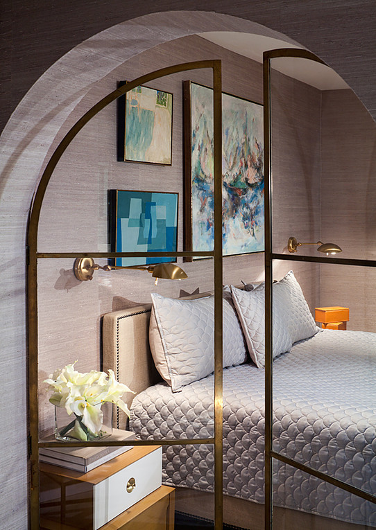 Пример оригинального дизайна: хозяйская спальня среднего размера в стиле неоклассика (современная классика) с ковровым покрытием и серым полом