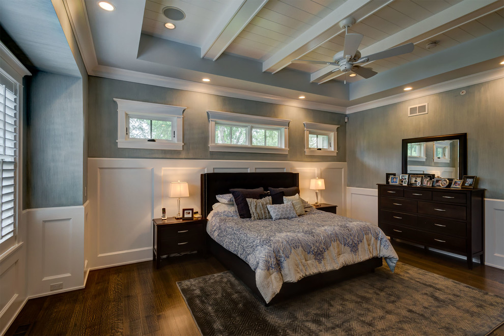 Imagen de dormitorio principal de estilo americano grande sin chimenea con paredes grises, suelo de madera oscura y suelo marrón