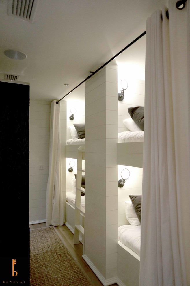 Imagen de habitación de invitados clásica renovada extra grande sin chimenea con paredes blancas y suelo de madera clara