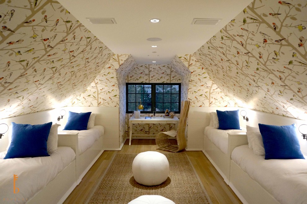 マイアミにある巨大なトランジショナルスタイルのおしゃれな客用寝室 (白い壁、淡色無垢フローリング、暖炉なし、勾配天井)