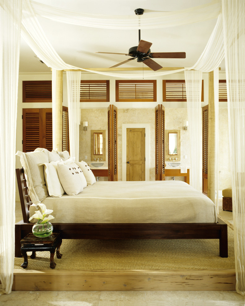 Modelo de dormitorio principal exótico grande con paredes blancas y suelo de baldosas de cerámica