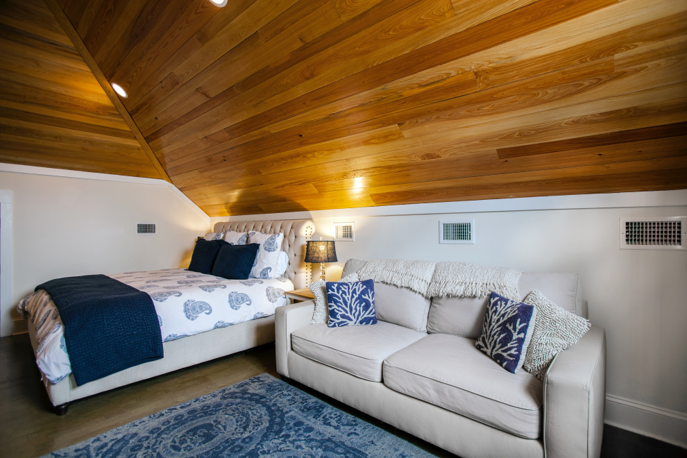 Стильный дизайн: спальня среднего размера на антресоли в морском стиле с бежевыми стенами, темным паркетным полом и коричневым полом - последний тренд