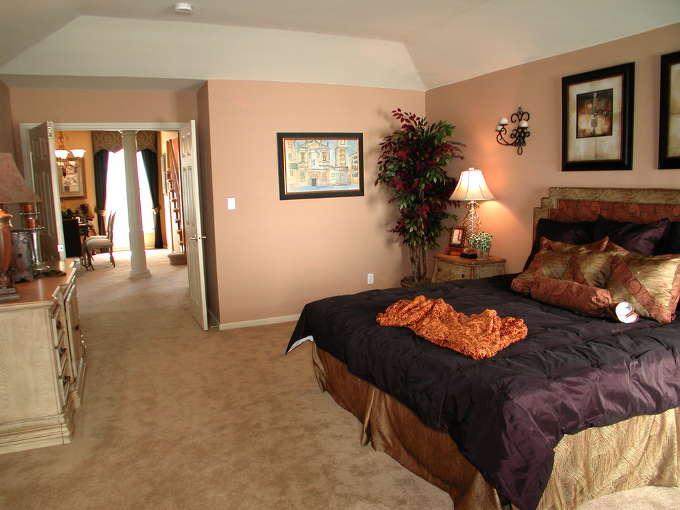 Imagen de dormitorio principal clásico con moqueta