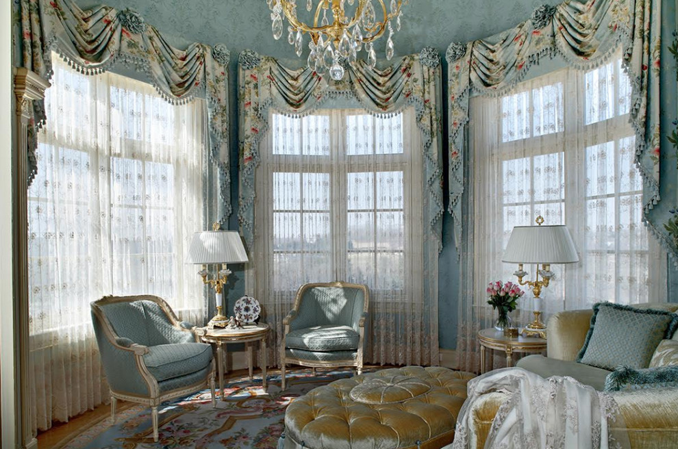 Diseño de dormitorio principal clásico de tamaño medio con paredes azules, suelo de madera clara, todas las chimeneas, marco de chimenea de piedra y suelo beige