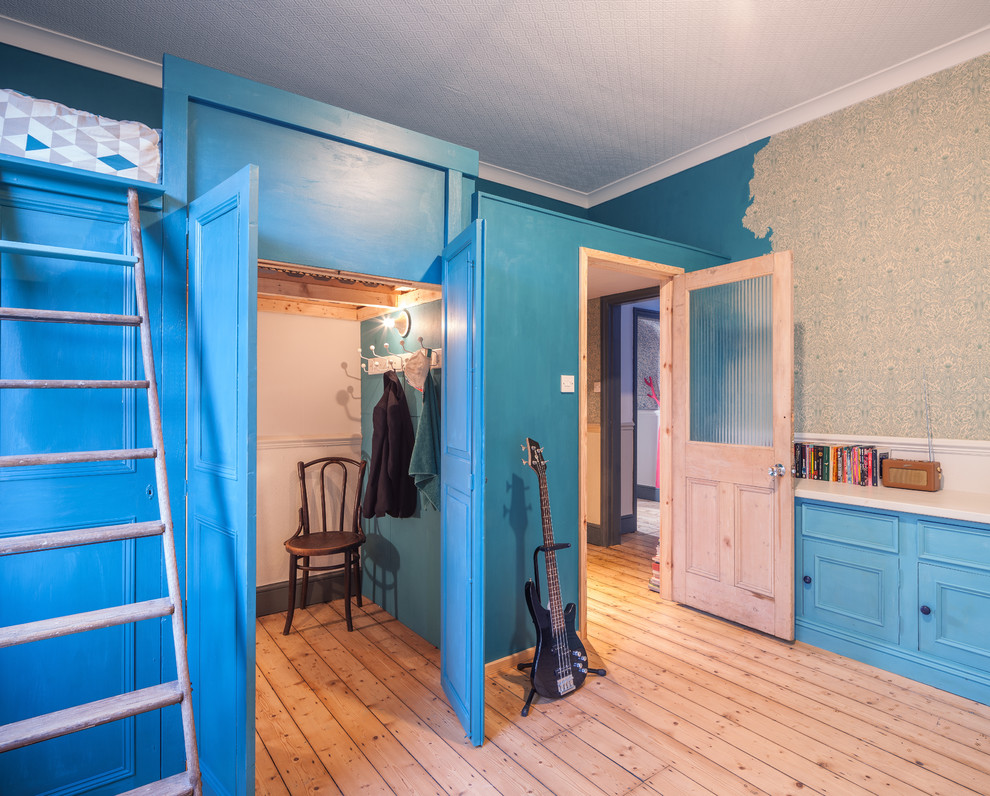 Idee per una camera da letto chic di medie dimensioni con pareti blu e pavimento in legno massello medio
