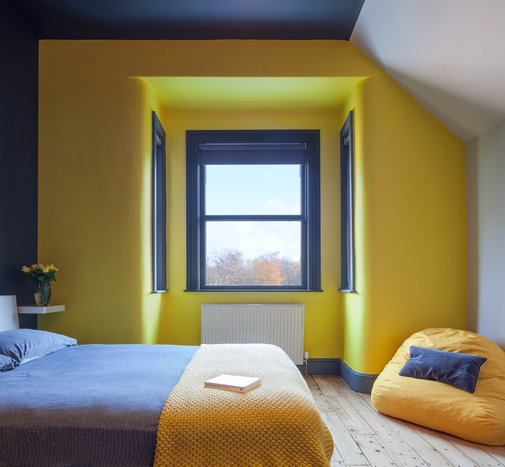 マンチェスターにある中くらいなトランジショナルスタイルのおしゃれな寝室 (黄色い壁、無垢フローリング) のインテリア