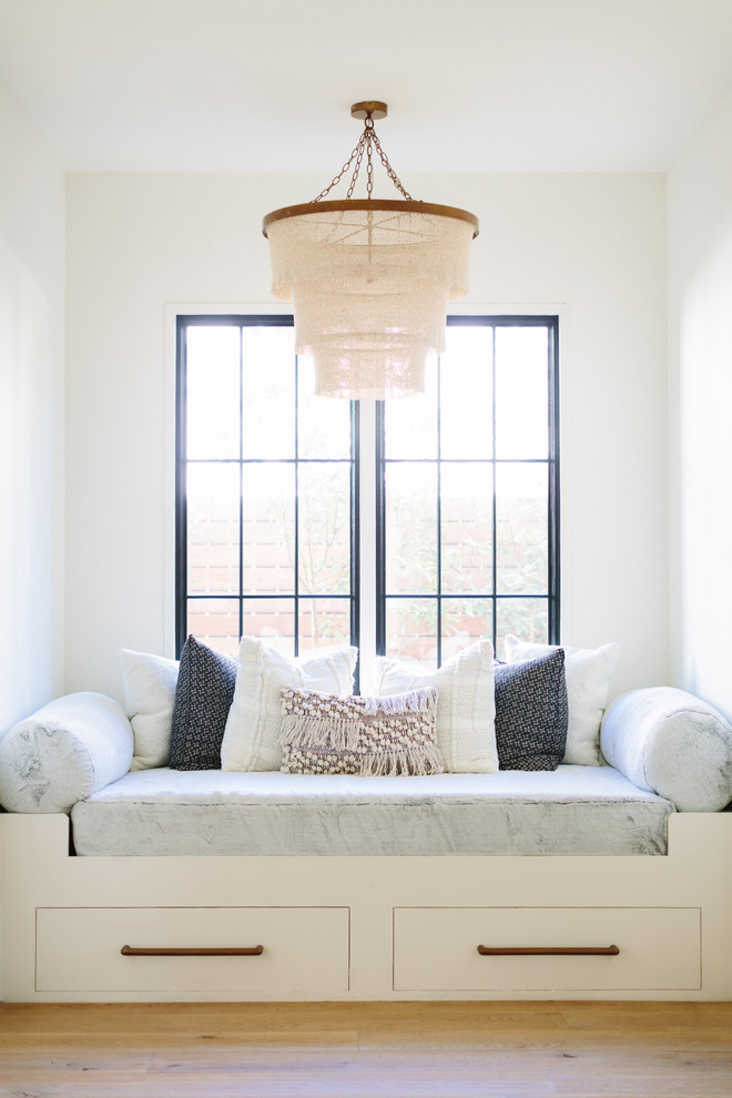 Esempio di una camera matrimoniale stile marinaro con pareti bianche, parquet chiaro e pavimento beige