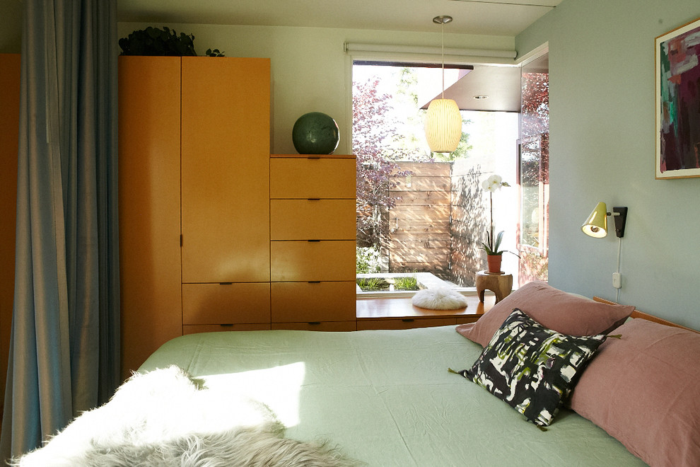 50 tals inredning av ett sovrum, med gröna väggar
