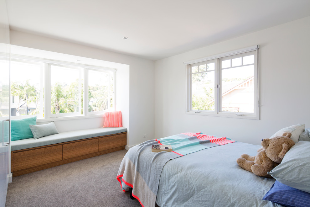 シドニーにある中くらいなコンテンポラリースタイルのおしゃれな客用寝室 (白い壁、カーペット敷き、暖炉なし)