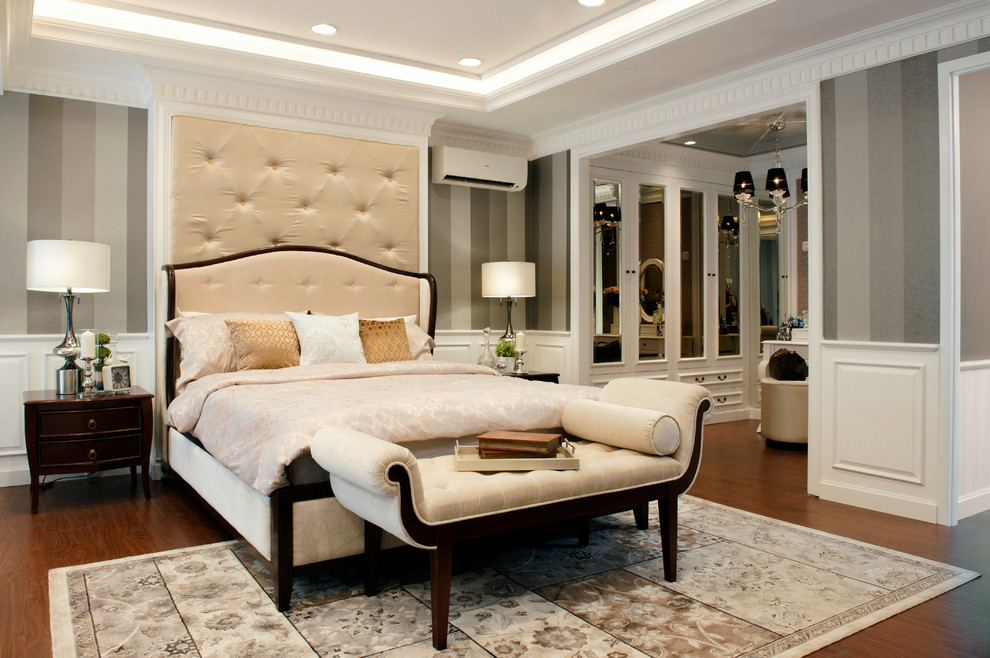 Mittelgroßes Klassisches Schlafzimmer ohne Kamin, im Loft-Style mit braunem Holzboden in Sonstige