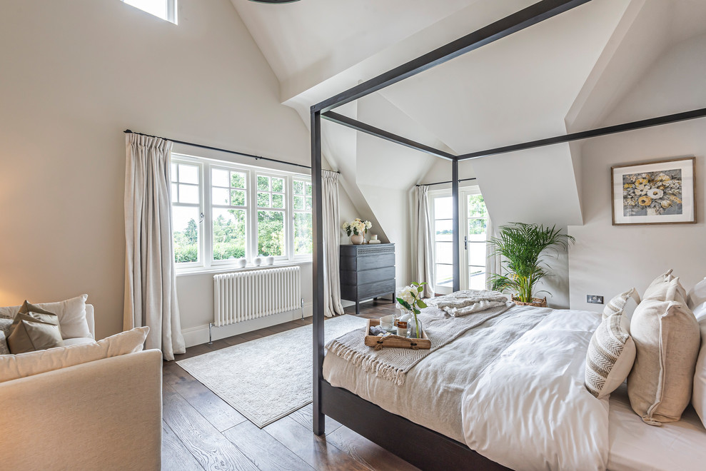 Imagen de dormitorio de estilo de casa de campo con paredes grises, suelo de madera oscura y suelo marrón
