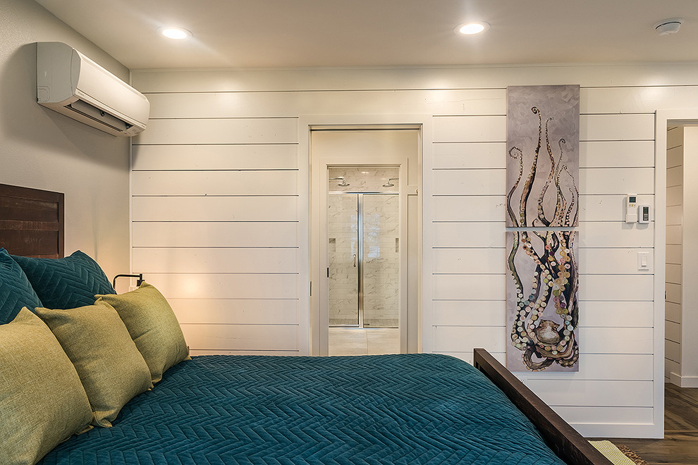Idee per una camera matrimoniale stile marino di medie dimensioni con pareti grigie, pavimento in legno massello medio e pavimento marrone