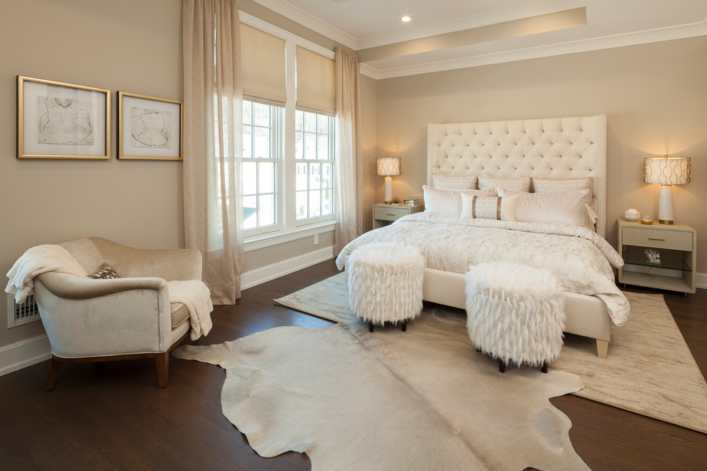 Klassisches Schlafzimmer mit beiger Wandfarbe, dunklem Holzboden und braunem Boden in New York