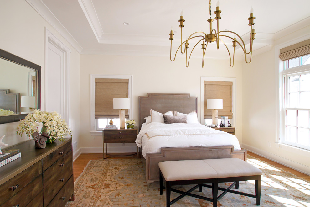 Стильный дизайн: хозяйская спальня среднего размера в стиле неоклассика (современная классика) с белыми стенами, паркетным полом среднего тона, коричневым полом и многоуровневым потолком - последний тренд