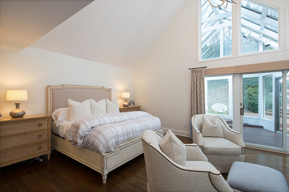 Aménagement d'une chambre classique avec un mur blanc et parquet foncé.