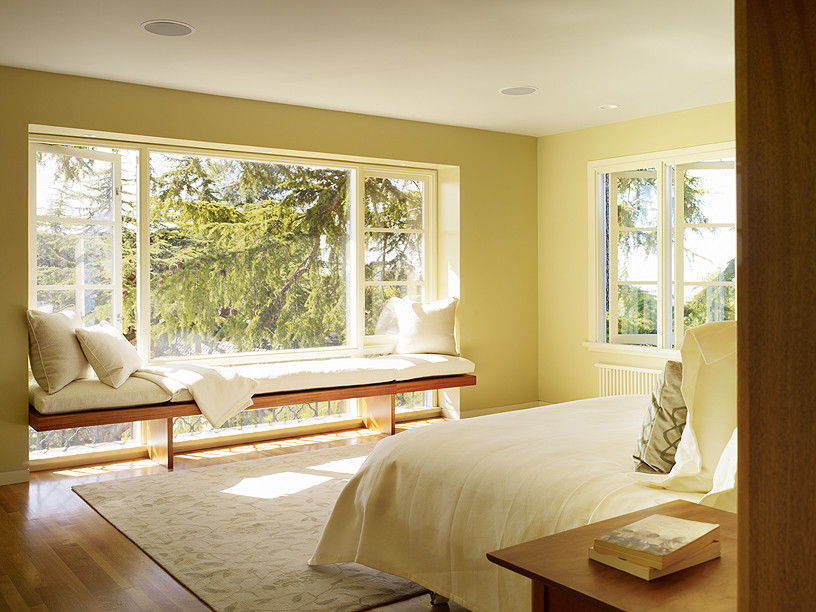 Kleines Modernes Hauptschlafzimmer ohne Kamin mit grüner Wandfarbe und hellem Holzboden in San Francisco