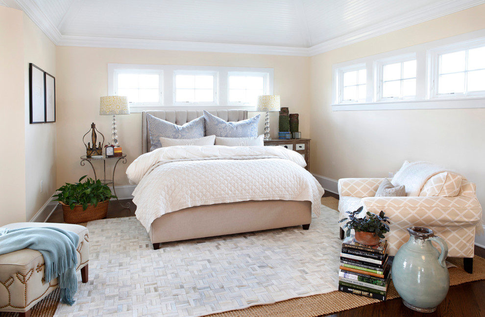 Imagen de dormitorio tradicional con paredes beige y suelo de madera oscura