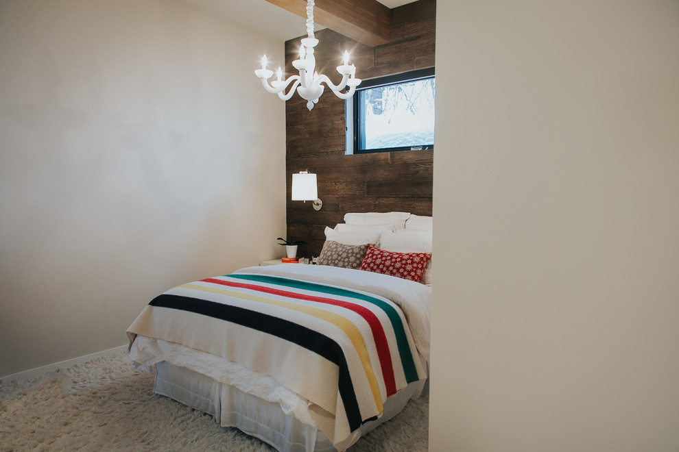 Modelo de dormitorio principal vintage de tamaño medio con paredes blancas y suelo de madera en tonos medios