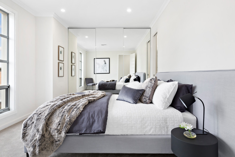 Modernes Schlafzimmer mit weißer Wandfarbe, Teppichboden und grauem Boden in Adelaide