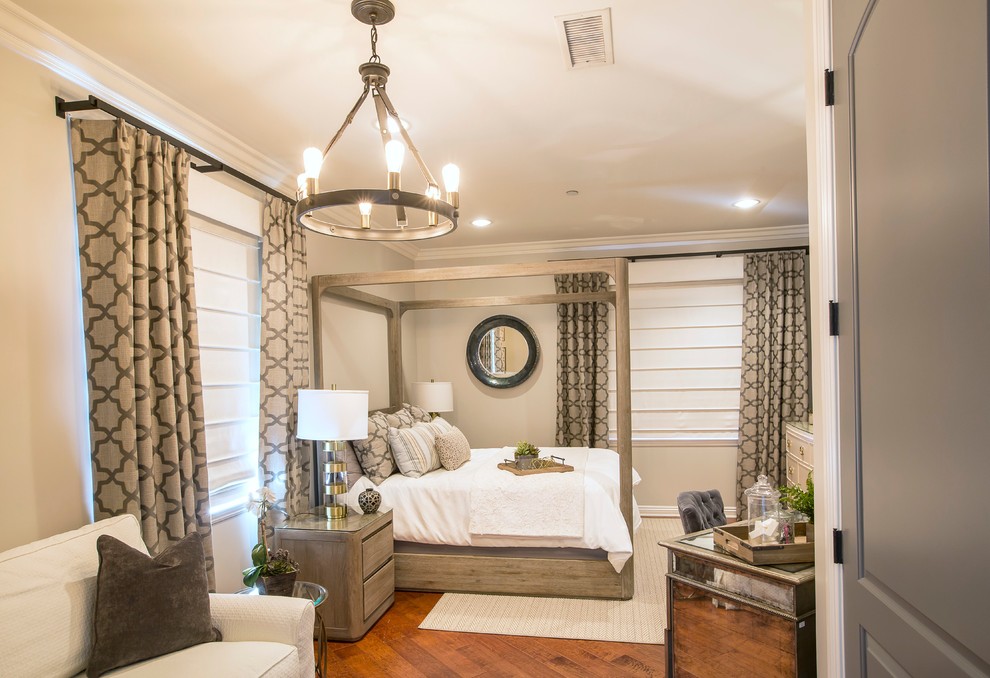 Mittelgroßes Klassisches Hauptschlafzimmer mit beiger Wandfarbe, dunklem Holzboden und braunem Boden in Orange County