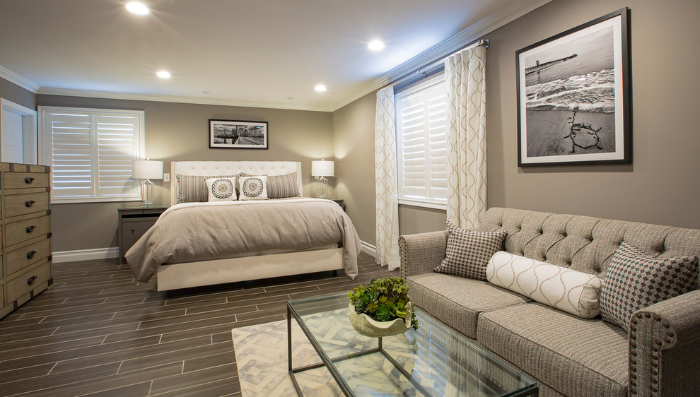 Imagen de dormitorio principal tradicional renovado de tamaño medio con paredes grises, suelo de baldosas de porcelana y suelo marrón