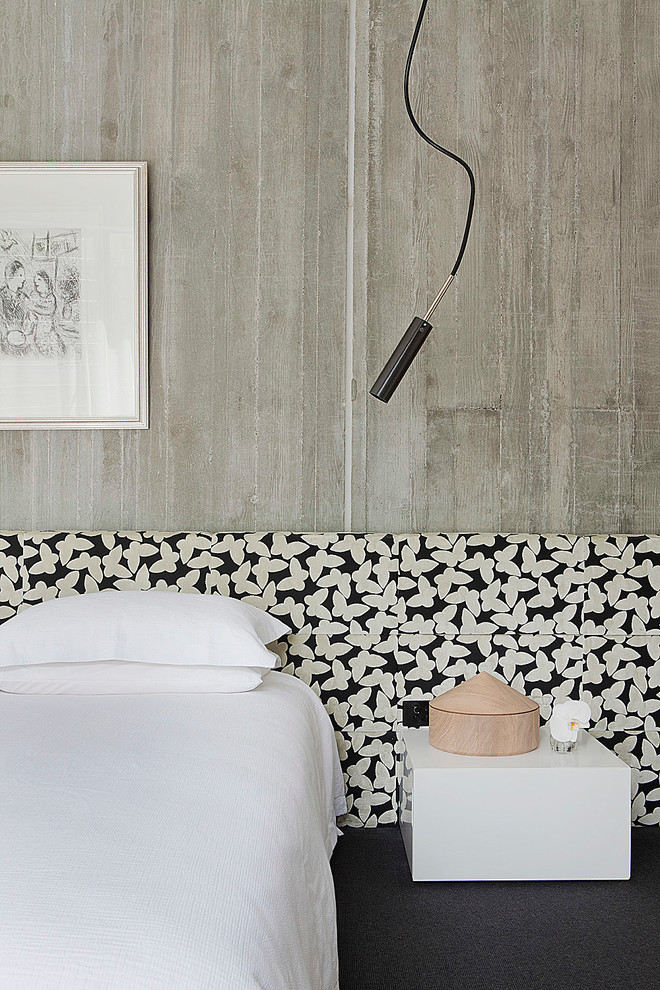 Пример оригинального дизайна: большая хозяйская спальня в современном стиле с ковровым покрытием