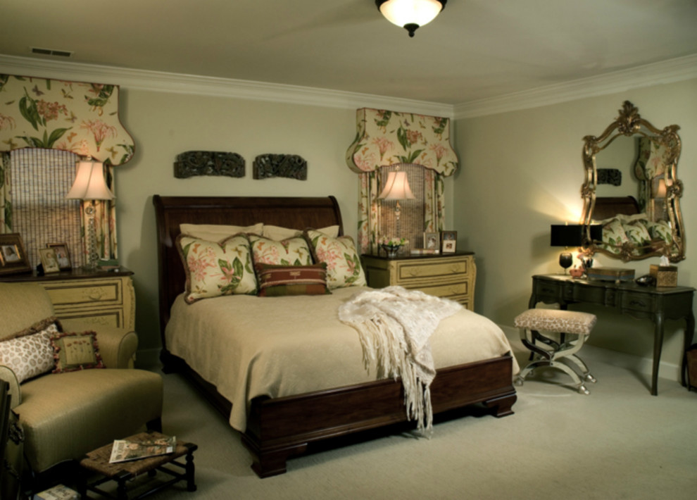 Источник вдохновения для домашнего уюта: хозяйская спальня среднего размера в классическом стиле с серыми стенами и ковровым покрытием без камина