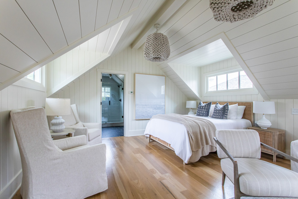 Foto di una camera da letto tradizionale con pareti bianche, parquet chiaro, pavimento marrone, soffitto in perlinato e pareti in perlinato