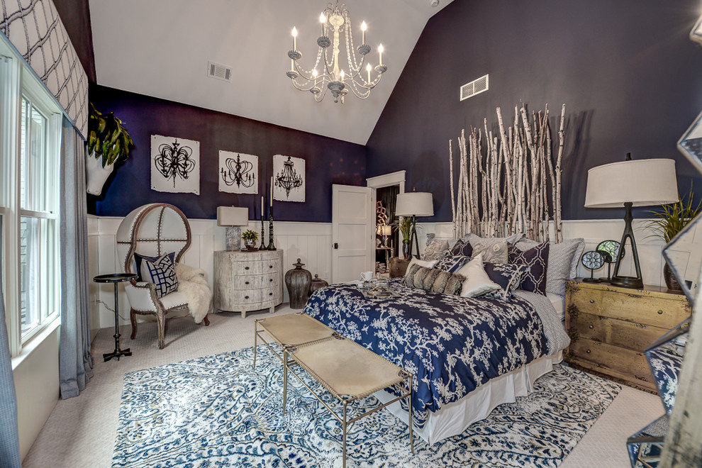 Klassisches Gästezimmer ohne Kamin mit blauer Wandfarbe und Teppichboden in Atlanta