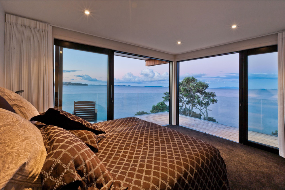 Großes Modernes Hauptschlafzimmer ohne Kamin mit grauer Wandfarbe und Teppichboden in Auckland