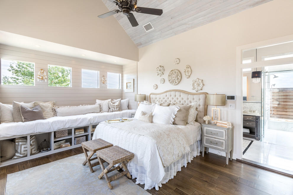 Shabby-Style Hauptschlafzimmer mit beiger Wandfarbe, dunklem Holzboden und braunem Boden in Austin