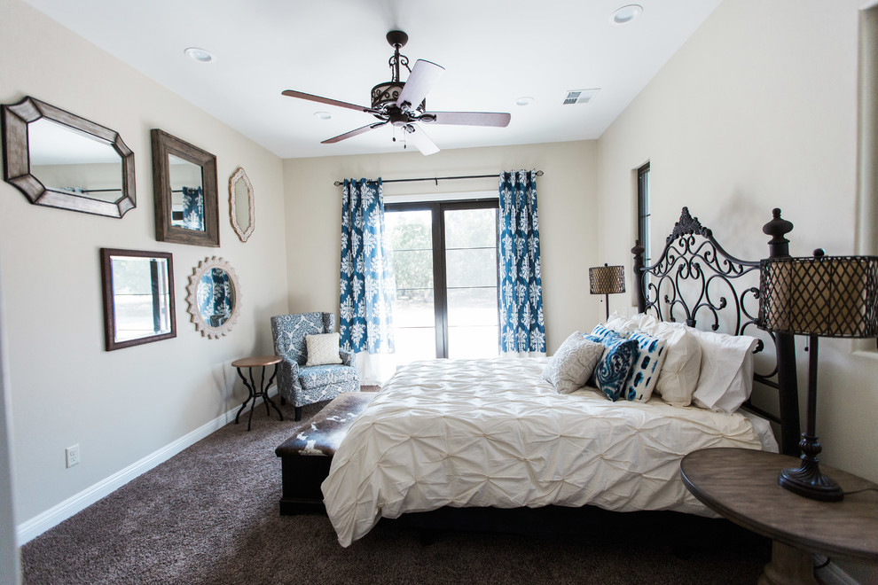 На фото: гостевая спальня среднего размера, (комната для гостей) в средиземноморском стиле с белыми стенами, ковровым покрытием и серым полом без камина